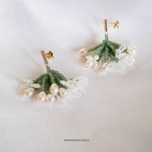 Load image into Gallery viewer, Shining white flowers with pearls earrings with 925 silver studs
