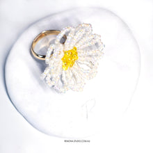 Load image into Gallery viewer, White Daisy beaded flower ring
