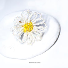 Load image into Gallery viewer, White Daisy beaded flower ring
