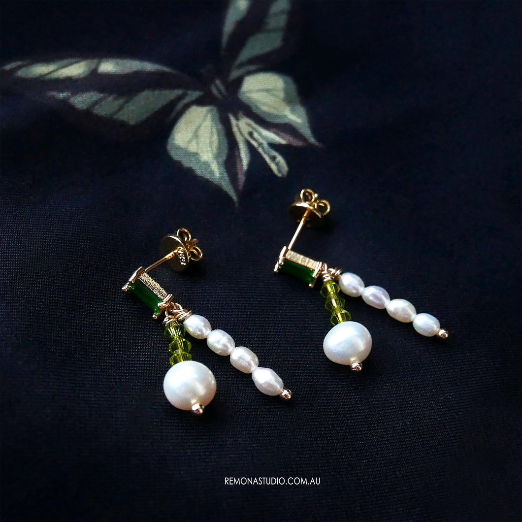 Twin Pearls in Green - earring studs